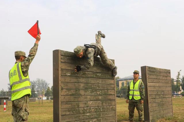球员在比赛中展现出了顽强的战斗精神