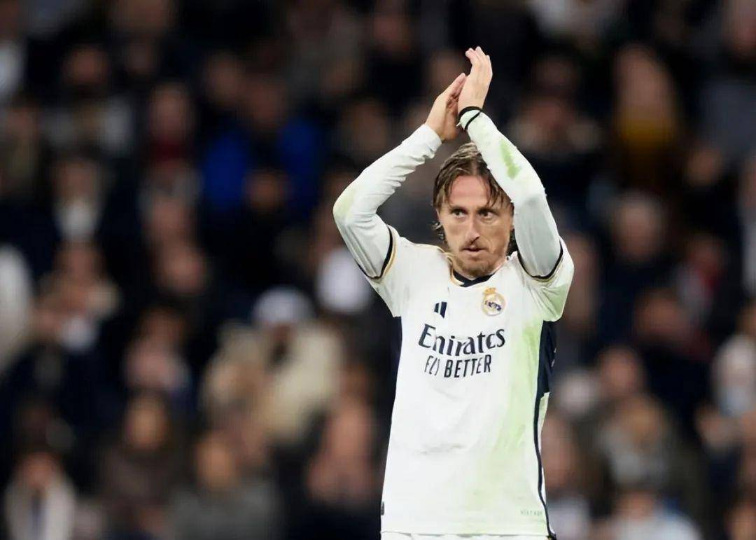 包含美因茨引援问题待解，球迷期待强援到来的词条