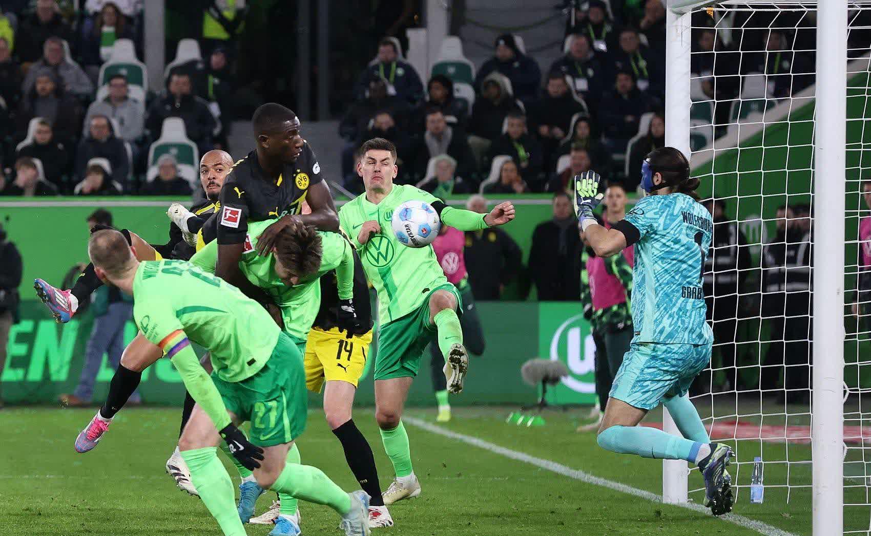 包含多德蒙足球俱乐部防守稳固，瞄准战果的词条