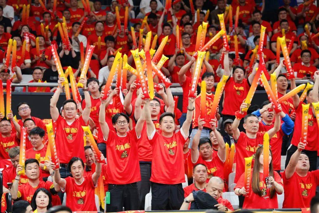 CBA比赛现场气氛热烈，观众为球队呐喊助威的简单介绍