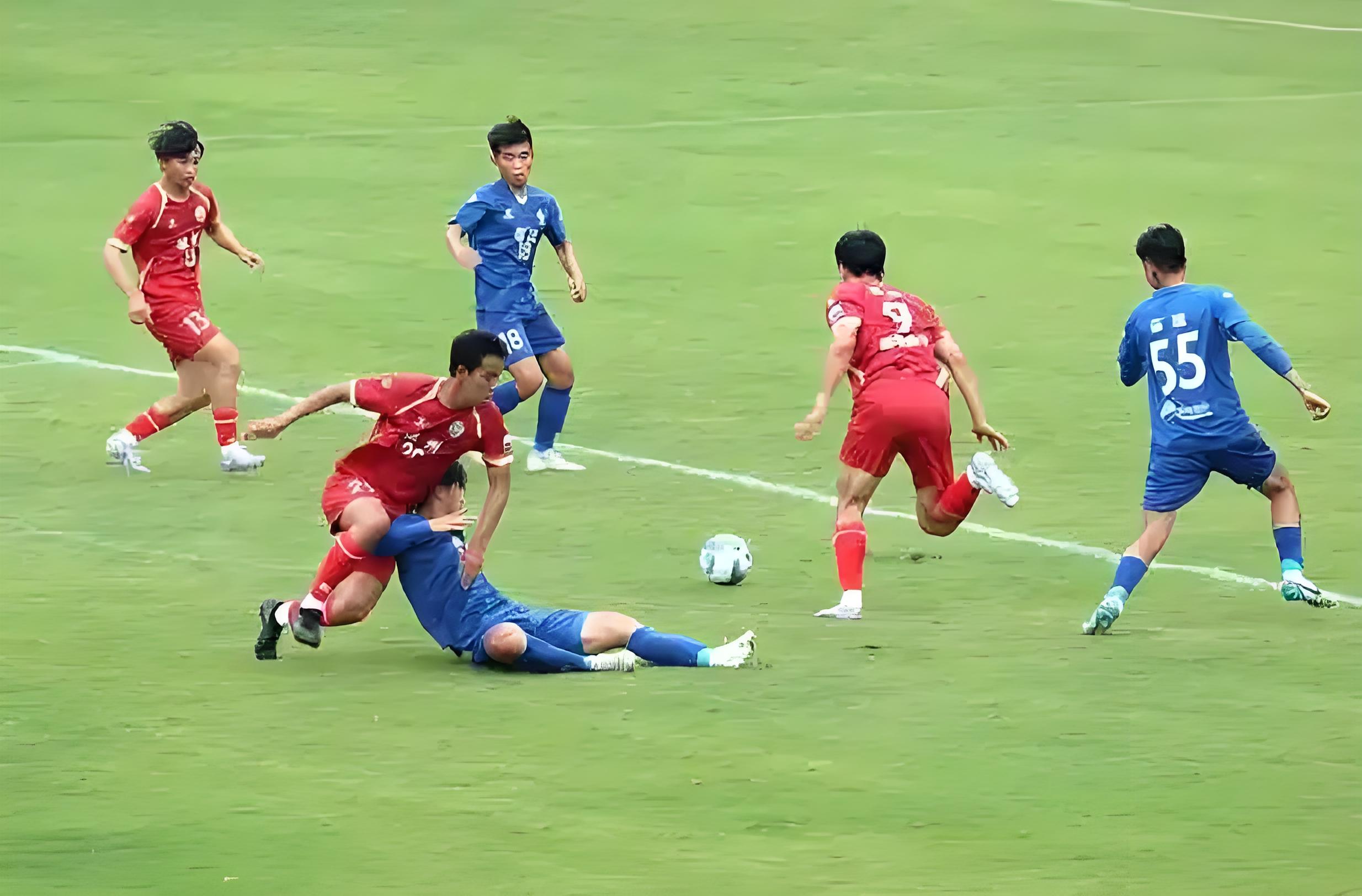 运动员们拼尽全力,奋力争夺比赛的胜利 运动员们拼尽全力,奋力争夺比赛的胜利