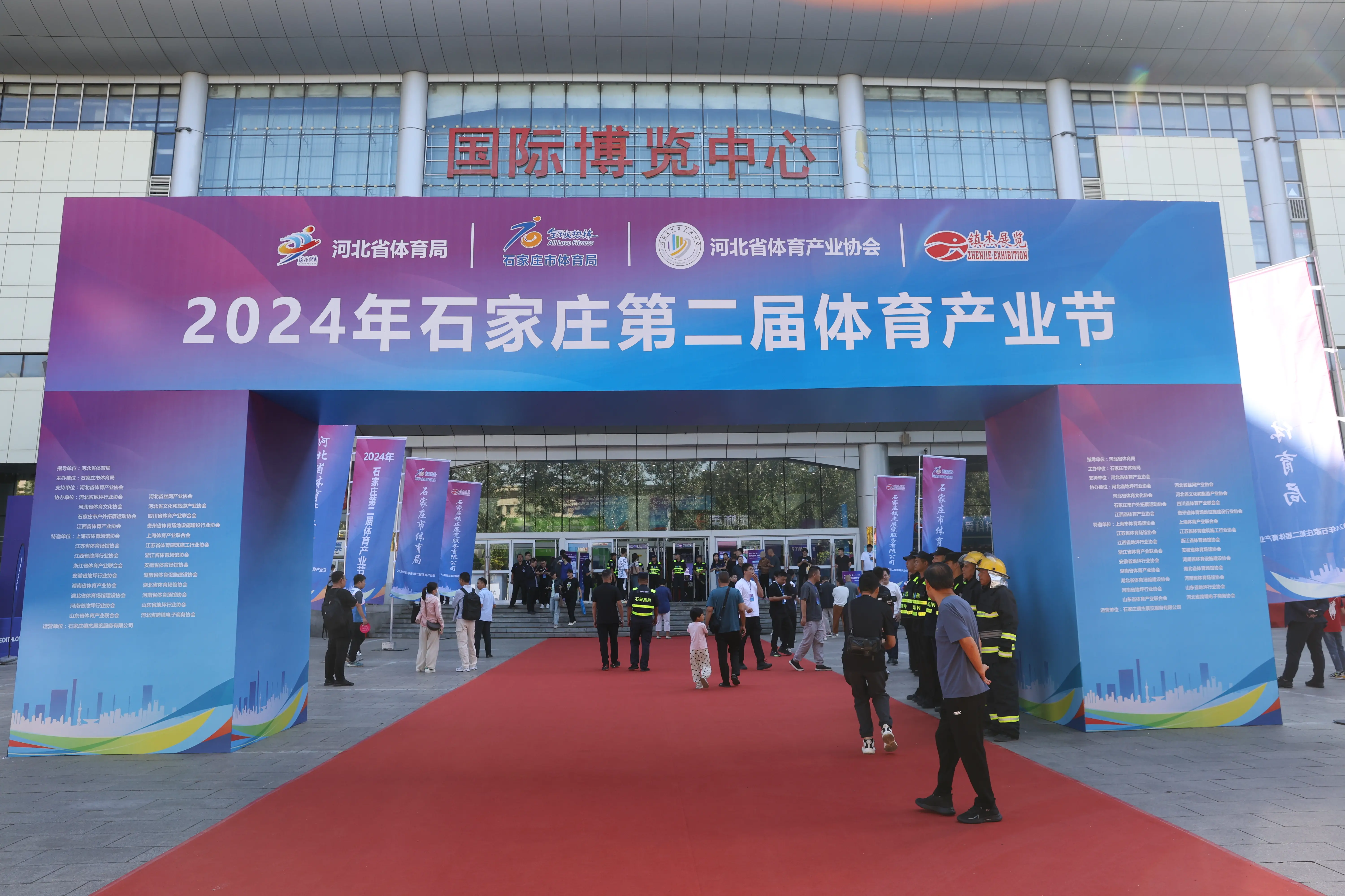 体育赛场上的盛大狂欢，观众沸腾不已