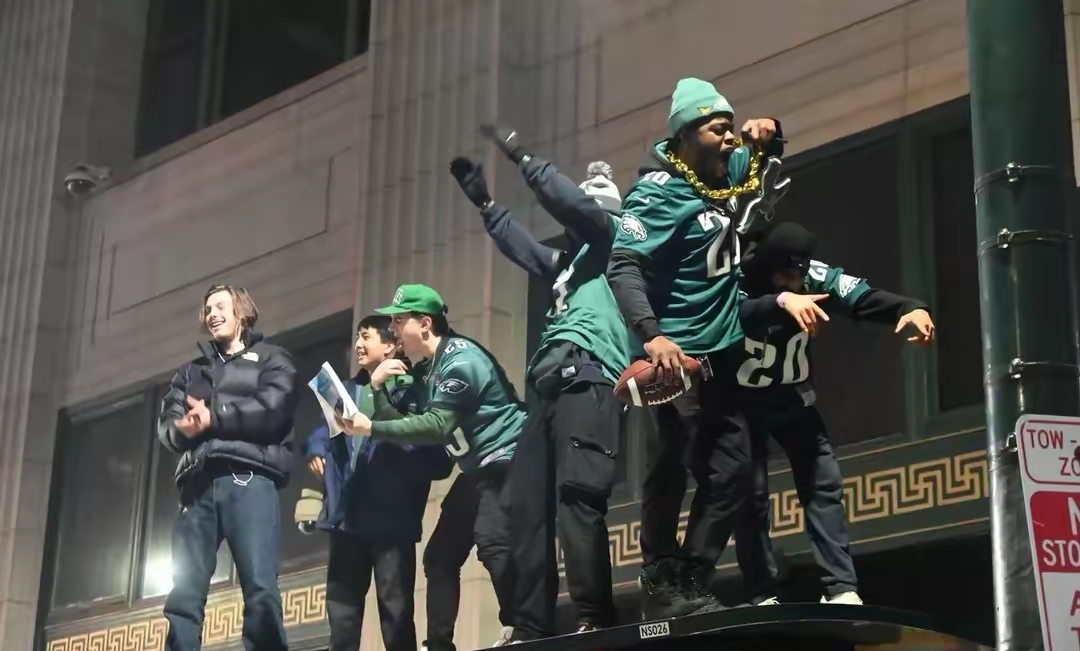 九游体育亚洲官网-球迷疯狂庆祝胜利，场面火爆令人震撼