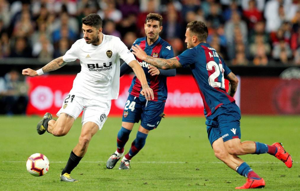 足球赛事竞争激烈，每场比赛都充满不确定性