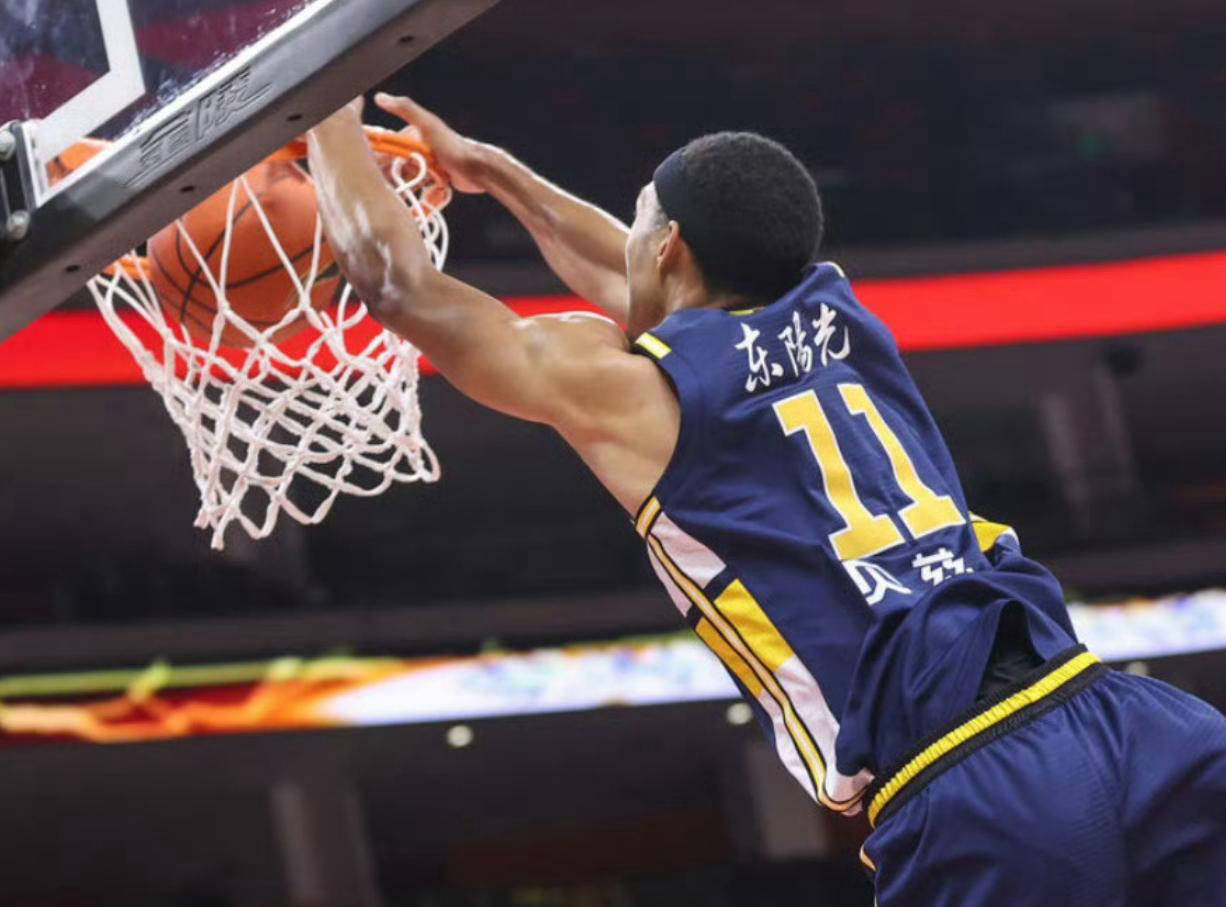 球员个人表现出色，带领球队走向胜利