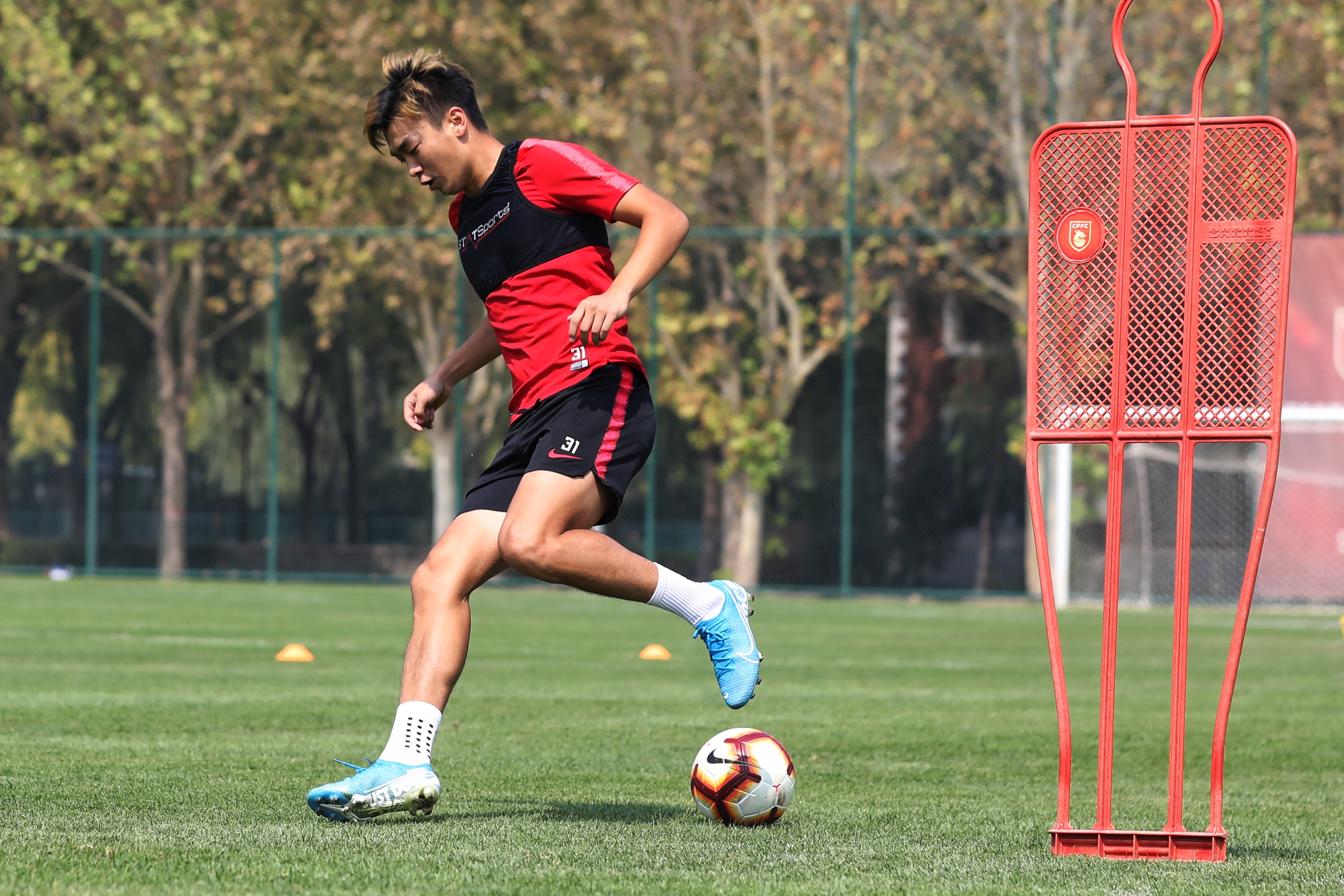 包含艰苦备战：球队冲刺最后冠军奖杯的词条