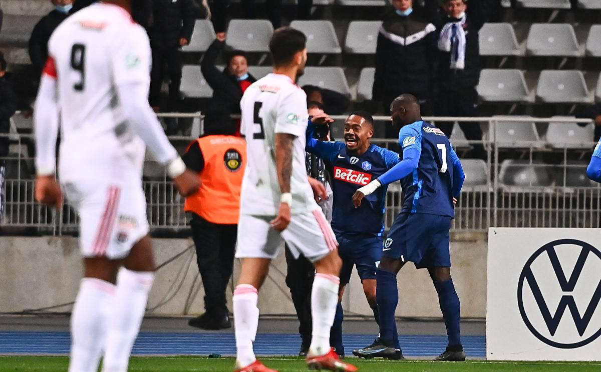 马赛主场战平梅斯，难掩不满