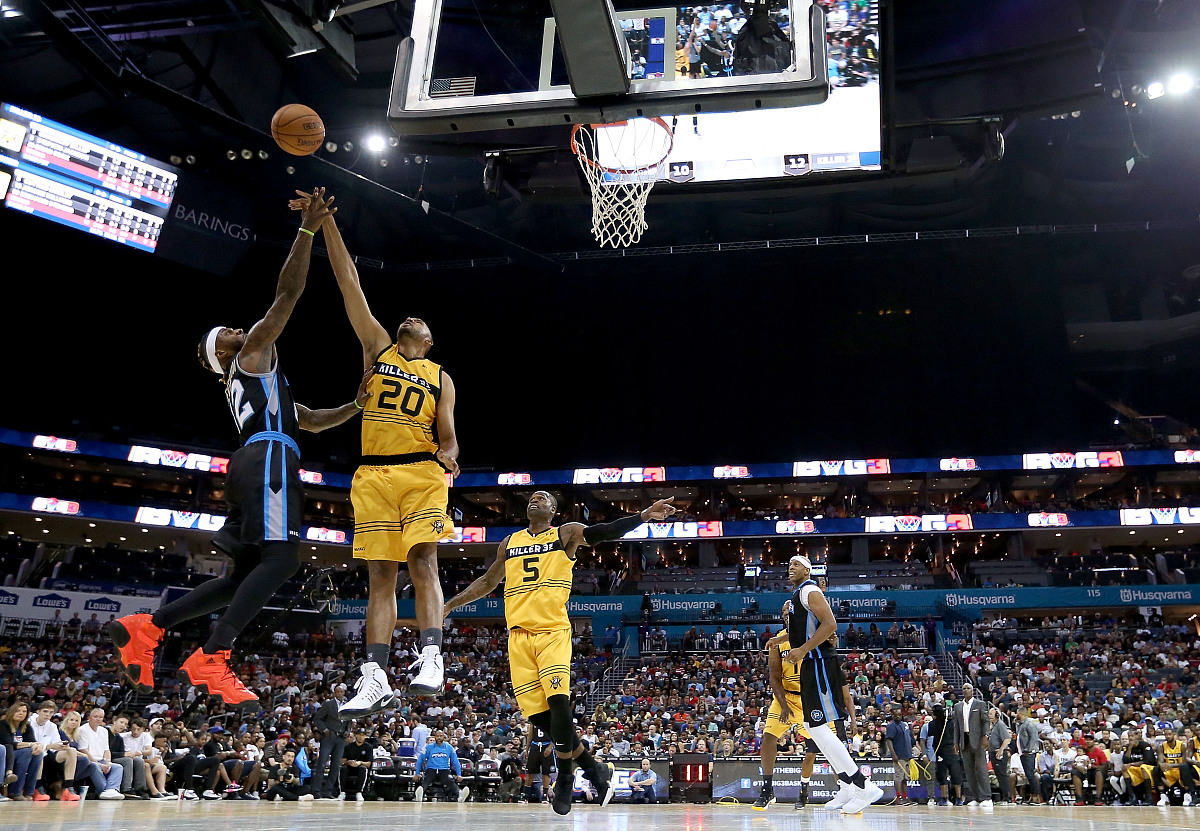 NBA精彩时刻回顾：关键三分，绝杀胜利