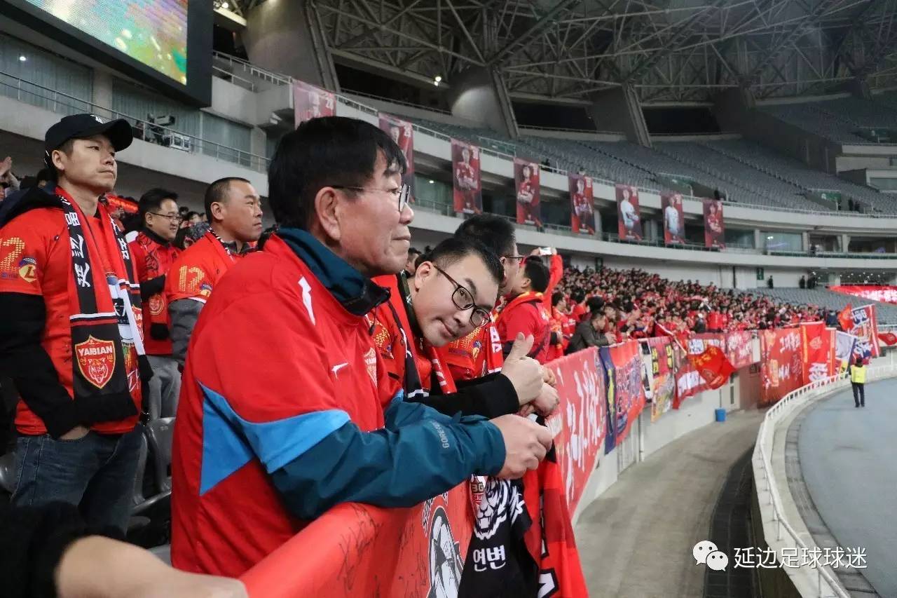 九游体育-大洋洲篮球赛现场热闹，球迷加油助威