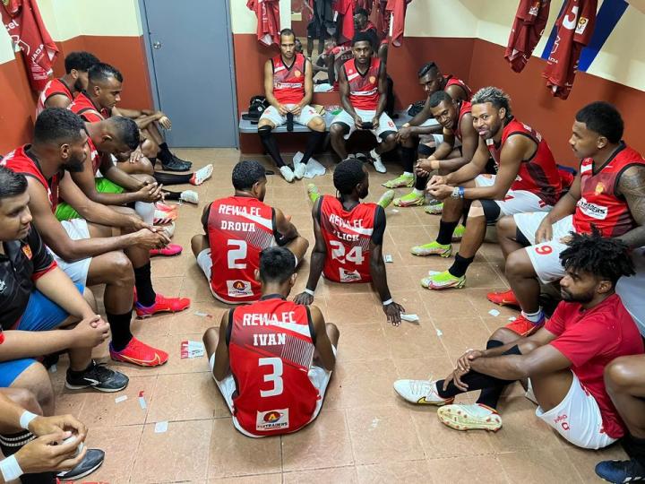 大洋洲篮球赛现场热闹，球迷加油助威