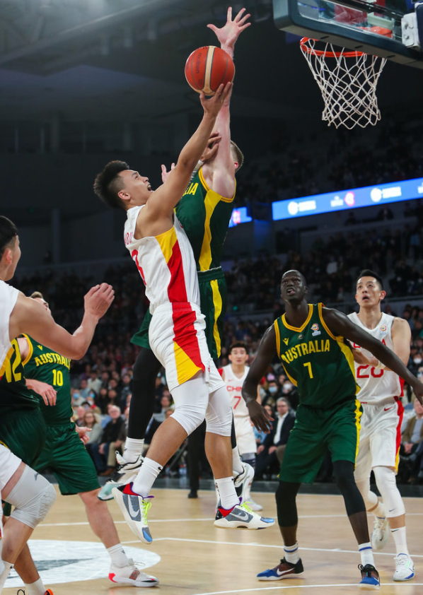 云南队后卫受伤，球队争取通过补充优秀球员稳住局势