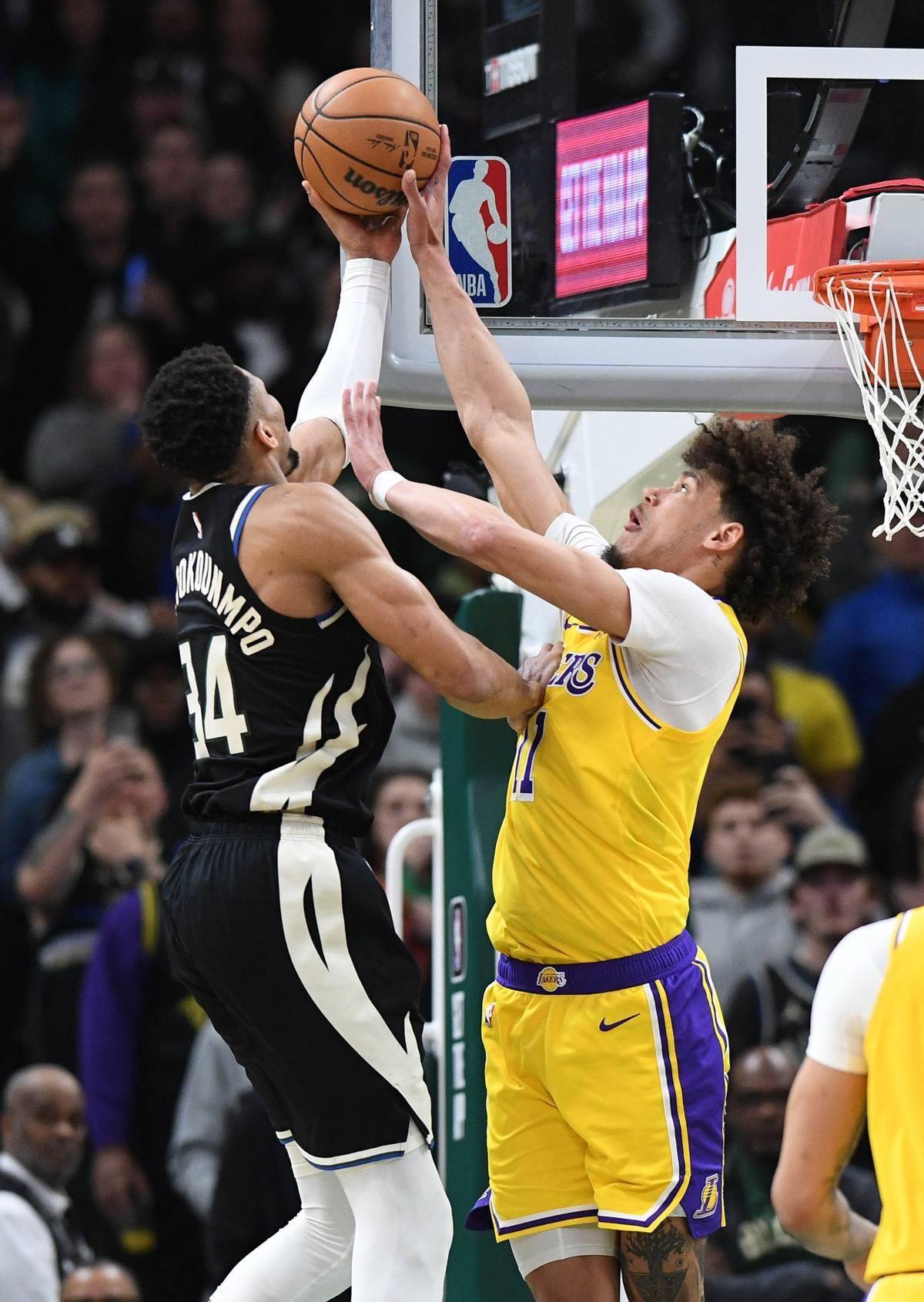 雄鹿主场胜湖人，取得四连胜