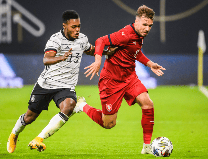 九游体育官网-欧洲赛场上的激情碰撞，球员们奋力拼搏